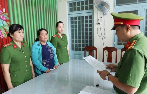 Cơ quan Công an tống đạt quyết định khởi tố bị can đối với Phạm Thị Linh Trang.