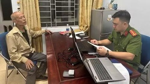 Công an xã Tây Cốc lấy lời khai đối tượng Lê Văn Sáu.
