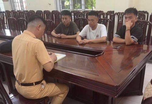 CSGT xử lý nghiêm thanh thiếu niên có hành vi lạng lách, đánh võng trên các tuyến phố.