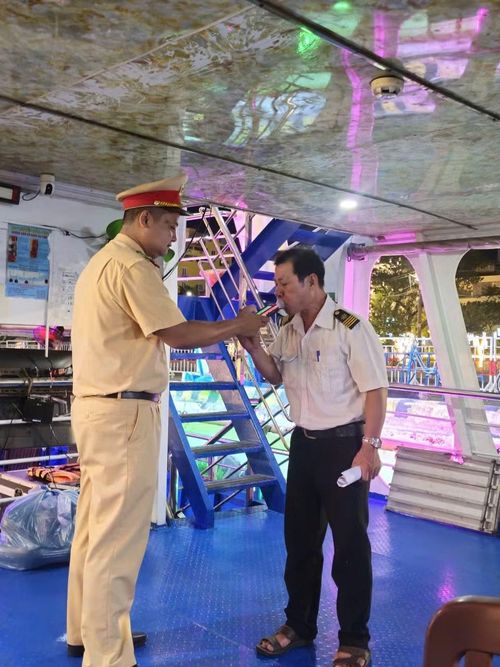 Cảnh sát đường thủy phối hợp lực lượng Biên phòng và Ban Tổ chức kiểm soát khu vực thi đấu, bảo đảm an toàn cho vận động viên và người dân.