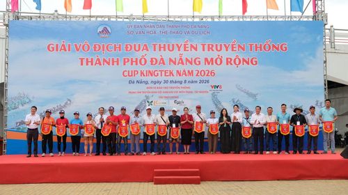 Lãnh đạo thành phố Đà Nẵng trao cờ lưu niệm cho các đơn vị tham gia giải.