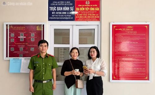 Trung tá Nguyễn Hồng Phượng (áo trắng) hoàn trả số tiền 87 triệu đồng cho chị Nguyễn Thị Kiều Thu tại Công an phường An Xuyên.