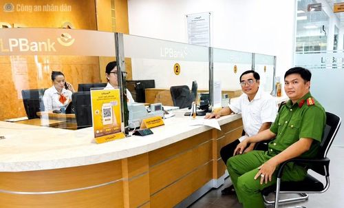 Công an xã Vĩnh Mỹ và ông Trần Văn Phúc đến Ngân hàng LPBank - Phòng giao dịch Hoà Bình để chuyển trả 747,5 triệu đồng cho người chuyển khoản nhầm.