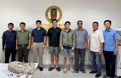 Han Joonhee và Bang Giseong (thứ 4, 5 từ trái sang) được bàn giao cho lực lượng chức năng Hàn Quốc.