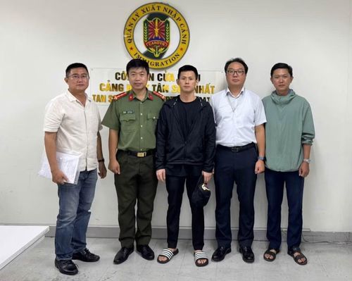 Wang Taesan (thứ 3 từ trái sang) được Công an TP Hồ Chí Minh bàn giao cho phía Hàn Quốc.