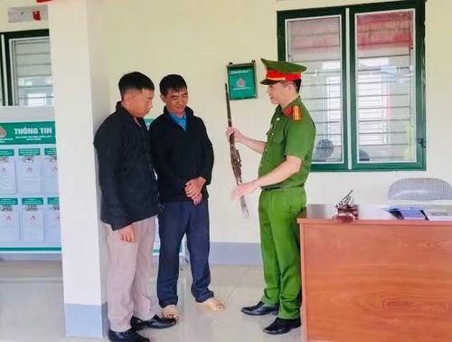 Công an xã Nghĩa Thuận tăng cường công tác tuyên truyền cho người dân, thu hồi vũ khí, vật liệu nổ.