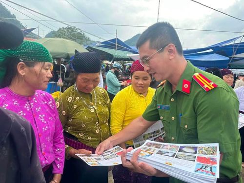 Người dân được phát tờ rơi có nội dung nhận biết một số loại ma tuý thường gặp, dấu hiệu nhận diện và tác hại do ma tuý gây ra.