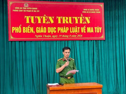 Phòng Cảnh sát điều tra tội phạm về ma tuý, Công an tỉnh Tuyên Quang phối hợp với Công an xã Nghĩa Thuận tuyên truyền phổ biến, giáo dục pháp luật về ma tuý cho bà con.