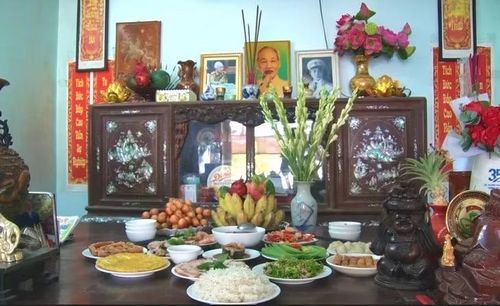 Nhiều bà con ở dọc dãy Trường Sơn thường làm mâm cỗ tươm tất để thắp hương tưởng nhớ đến Bác Hồ và gia tiên trong ngày Tết Độc lập.