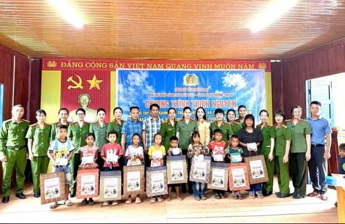 Cán bộ, chiến sĩ Công an tỉnh Quảng Trị thăm hỏi, tặng quà các cháu ở vùng cao dịp Tết Độc lập và chuẩn bị vào năm học mới.