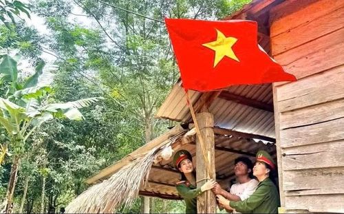 Công an tỉnh Quảng Trị hỗ trợ bà con bản làng ở thung lũng Trường Sơn treo cờ mừng Tết Độc lập.