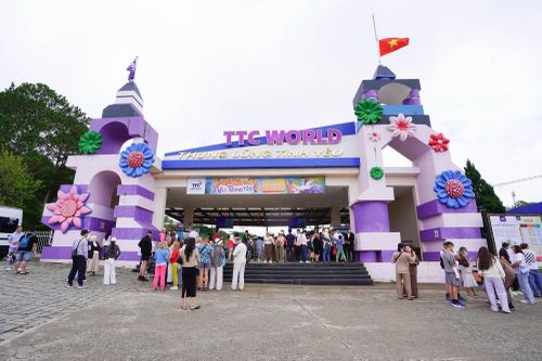 Khách tới tham quan Khu du lịch Thung Lũng Tình Yêu Đà Lạt.