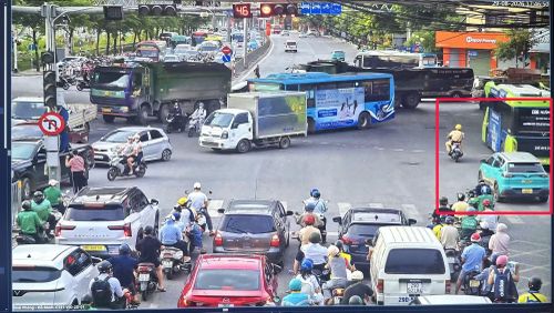 Camera AI ghi lại cảnh chiến sĩ CSGT mở đường đưa cụ bà 83 tuổi bị đột quỵ đi cấp cứu giữa dòng xe đông đúc