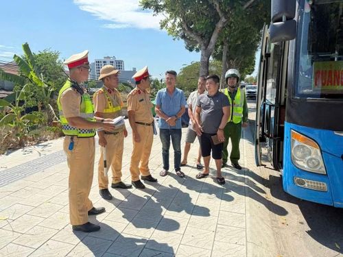 CSGT Đà Nẵng tăng cường kiểm tra điều kiện an toàn đối với phương tiện vận tải hành khách đường thủy trong dịp Quốc khánh.