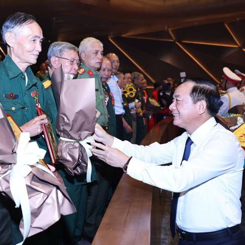 Trưởng Ban Tuyên giáo Trung ương Trịnh Văn Quyết tặng hoa tri ân các lão thành cách mạng, người có công với đất nước.