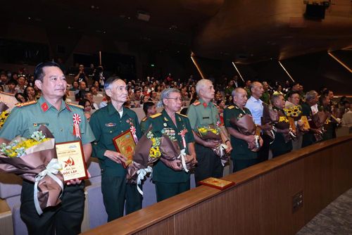 Các Anh hùng lực lượng vũ trang nhân dân, cựu chiến binh và đại diện người có công với đất nước được tri ân, tôn vinh trong chương trình.