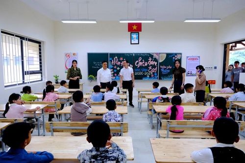 Lãnh đạo xã Mường Khương đến kiểm tra từng lớp học trước ngày khai giảng. Ảnh: Mỹ Anh