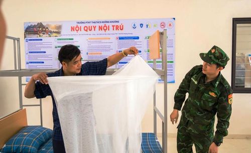 Bộ đội biên phòng hướng dẫn cách sử dụng trang, thiết bị và vật dụng sinh hoạt ở khu nội trú của học sinh. Ảnh: Mỹ Anh