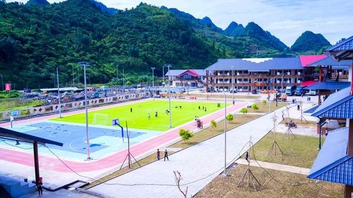 Khu vực sân thể thao đa năng của nhà trường vừa hoàn thành đưa vào sử dụng. Ảnh: Mỹ Anh