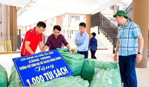 Liên doanh các nhà thầu thi công dự án trao tặng 1.000 ba lô đeo đựng sách cho các em học sinh chuẩn bị khai giảng năm học mới. Ảnh: Mỹ Anh