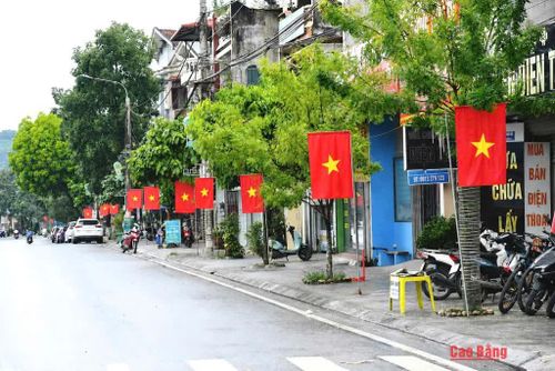Những tuyến đường trên địa bàn phường Nùng Trí Cao ngập tràn sắc đỏ của cờ Tổ quốc.