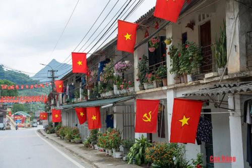 Cờ hoa được trang hoàng trên các tuyến đường xã Tĩnh Túc, góp phần tạo không khí tưng bừng, phấn khởi.