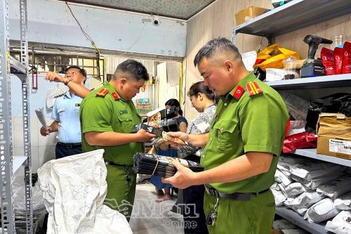 Lực lượng Cảnh sát kinh tế phối hợp kiểm tra tại cơ sở kinh doanh B.C.H., Khóm 8, Phường Lý Văn Lâm.