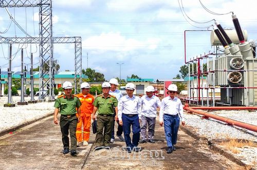 Phòng An ninh kinh tế Công an tỉnh phối hợp Truyền tải điện Cà Mau kiểm tra công tác bảo đảm an ninh, an toàn hệ thống lưới điện truyền tải.