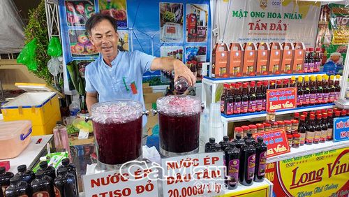 Các chủ thể OCOP bố trí khu vực dùng thử, giúp người tiêu dùng trải nghiệm sản phẩm trước khi mua.