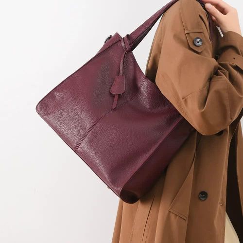 Nếu không muốn quá cứng nhắc, túi tote da mềm là lựa chọn đáng cân nhắc