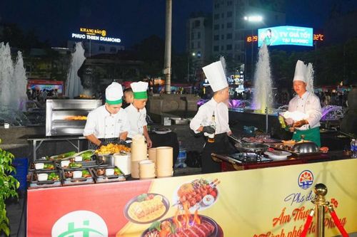 Trình diễn trực tiếp kỹ thuật chế biến các món ăn đặc sản. Ảnh nguồn CTTTP