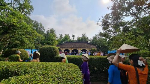 Du khách tham quan, trải nghiệm không gian xanh tại Làng cổ Lộc Yên, xã Thạnh Bình, thành phố Đà Nẵng.