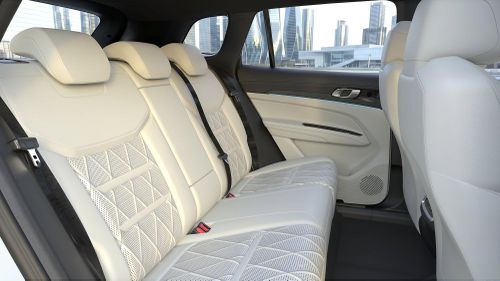 Hàng ghế sau có khoảng để chân rộng rãi và độ ngả lưng thoải mái.