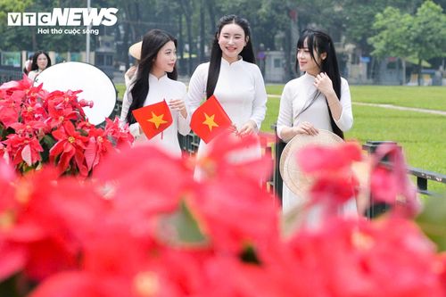 Mặc áo dài, trang phục truyền thống hoặc trang phục mang sắc cờ Tổ quốc chụp ảnh dịp Quốc khánh đã trở thành hình ảnh quen thuộc của giới trẻ những năm gần đây.