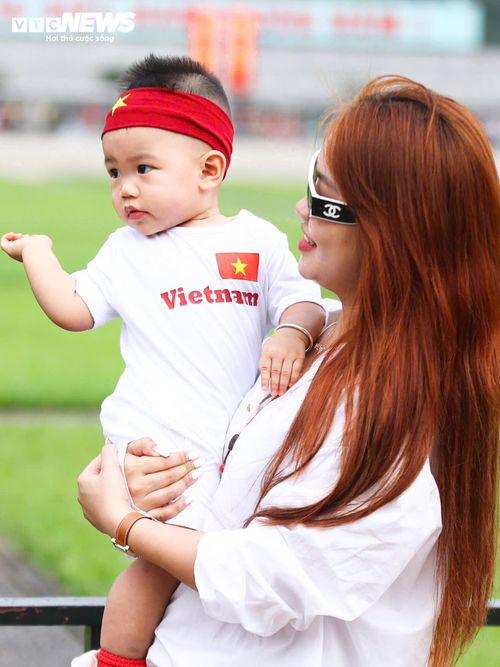 Nhiều gia đình từ các tỉnh, thành khác chọn Quảng trường Ba Đình là điểm đến đầu tiên khi đến Hà Nội dịp lễ.