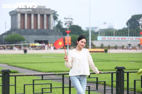 Các nhóm bạn trẻ lần lượt tìm vị trí, chờ đến lượt để có những bức ảnh kỷ niệm trong không khí ngày Quốc khánh.