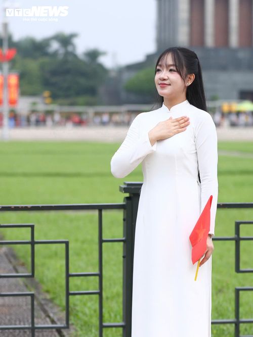 Thiếu nữ lựa chọn áo dài truyền thống, mang theo cờ Tổ quốc để ghi lại những khoảnh khắc đáng nhớ trong dịp Quốc khánh.