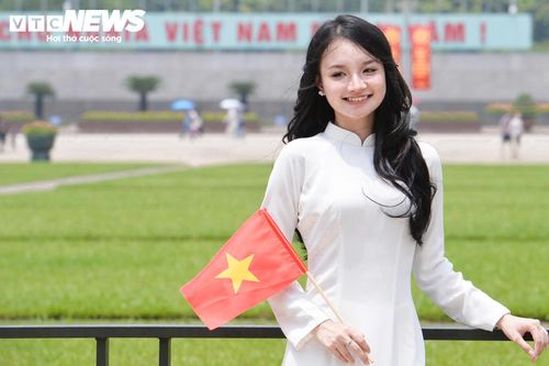 Nổi bật giữa dòng người là những tà áo dài trắng, áo dài ngũ thân cách tân cùng trang phục mang sắc đỏ của Quốc kỳ.