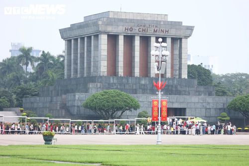 Ngay từ những ngày đầu kỳ nghỉ, nhiều điểm tham quan nổi tiếng của Thủ đô đã đông đúc khi du khách từ các địa phương đổ về.
