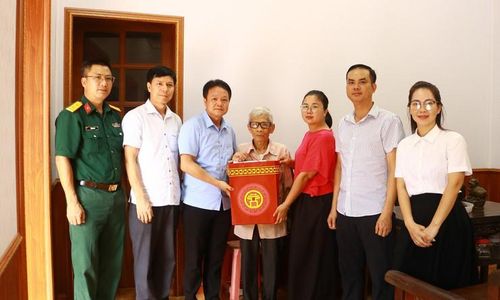 Đồng chí Hoàng Văn Hai, Phó Chủ tịch HĐND xã Mỹ Đức tặng quà ông Đỗ Mạnh Hùng, thôn Thượng Tiết. Ảnh: Biên Phạm