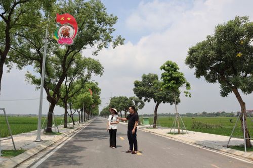 Đường vành đai quanh đền Hát Môn được nâng cấp, thảm bê tông nhựa, hai bên có vỉa hè, hệ thống thoát nước, cây xanh, chiếu sáng và cảnh báo giao thông. Ảnh: Nguyễn Mai