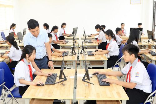 Hiệu trưởng Trường liên cấp Tiểu học - Trung học cơ sở Quang Minh (xã Quang Minh) Trần Quốc Đạt cho hay: “Dù bộn bề công việc sau sáp nhập trường, nhưng chúng tôi cố gắng bảo đảm cơ sở vật chất tốt, an toàn nhất đón học sinh vào năm học mới”.