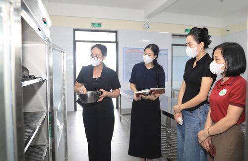 Ban Giám hiệu Trường Mầm non Quang Minh kiểm tra bếp ăn bán trú của trẻ tại cơ sở mới hoàn thành.