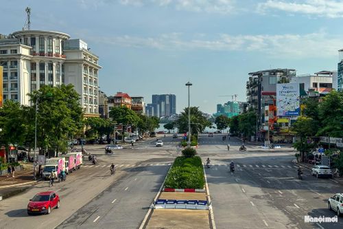 Khu vực Hồ Tây cũng trở nên yên bình hơn so với những ngày thường. Đây là một trong những địa điểm được nhiều người dân lựa chọn để vui chơi, thư giãn trong kỳ nghỉ. Dù lượng người và phương tiện có xu hướng tăng tại một số khu vực quanh hồ nhưng giao thông nhìn chung vẫn thông thoáng, việc đi lại thuận tiện.