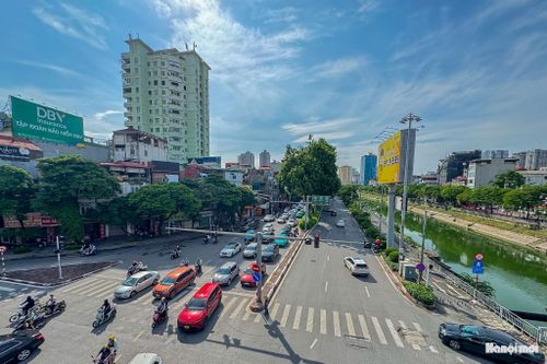 Việc nhiều tuyến đường nội đô duy trì trạng thái thông thoáng giúp người dân thuận lợi hơn trong việc di chuyển, tham quan và vui chơi trong kỳ nghỉ Quốc khánh. Tuy nhiên, người tham gia giao thông cần chấp hành nghiêm các quy định về trật tự, an toàn giao thông, chủ động lựa chọn lộ trình phù hợp và tuân thủ hướng dẫn của lực lượng chức năng, đặc biệt tại các khu vực tập trung đông người.