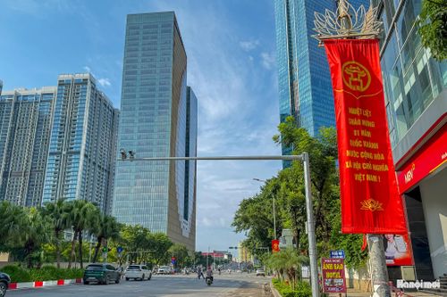 Ghi nhận của phóng viên sáng 30-8, giao thông tại nhiều khu vực trung tâm Hà Nội diễn ra ổn định. Trên các tuyến đường, phương tiện lưu thông khá thưa, không xảy ra tình trạng ùn tắc kéo dài, tạo điều kiện thuận lợi để người dân di chuyển, vui chơi trong ngày nghỉ lễ.