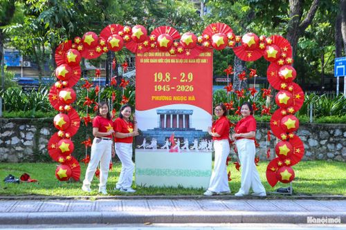 Không chỉ góp phần làm đẹp cảnh quan đô thị, các điểm check-in còn tạo thêm không gian công cộng gần gũi để người dân và du khách tham quan, chụp ảnh, lưu giữ những khoảnh khắc đẹp trong dịp lễ 2-9.