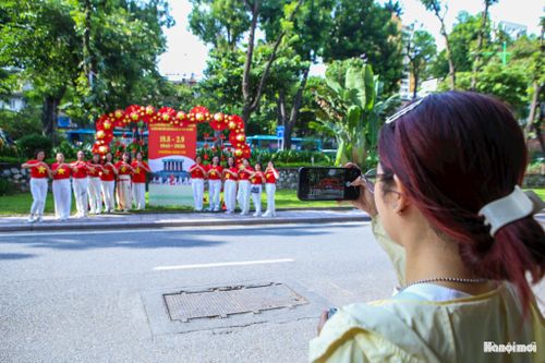 Đông đảo người dân, trong đó có nhiều bạn trẻ, lựa chọn mặc áo cờ đỏ sao vàng tới phố Kim Mã để chụp ảnh. Không ít gia đình, nhóm bạn tranh thủ những ngày nghỉ lễ để cùng nhau ghi lại những khoảnh khắc đáng nhớ giữa không gian rực rỡ sắc cờ.