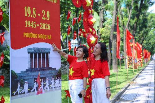 Cùng bạn bè đến từ sáng để chụp ảnh, cô Trần Thị Tường Vân chia sẻ: “Tôi biết đến các điểm check-in trên phố Kim Mã qua cổng thông tin của phường và nhóm Zalo của tổ dân phố. Vì vậy, tôi rủ bạn bè đến đây từ sáng để vừa dạo phố, vừa chụp ảnh. Không khí rất vui vẻ, cờ hoa rực rỡ, mọi người đều hào hứng để lưu giữ kỷ niệm trong ngày Quốc khánh.”