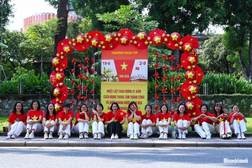 Một bức ảnh đẹp, một khoảnh khắc cùng gia đình dạo phố hay cuộc gặp gỡ bạn bè trong những ngày nghỉ lễ đều trở thành những ký ức đẹp về Tết Độc lập, góp phần làm nên không khí rộn ràng, tự hào của Hà Nội trong dịp Quốc khánh.
